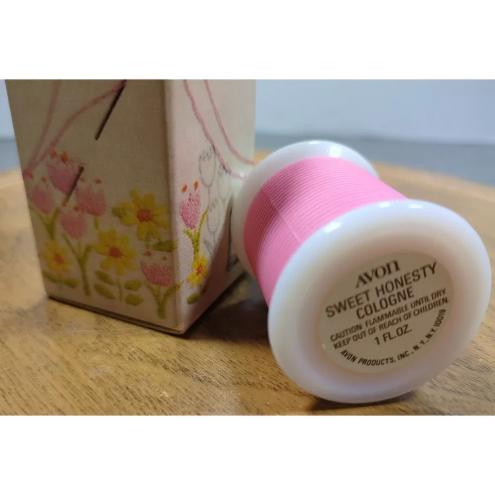Vtg Avon Sewing Notions Thimble Top Milk Glass Spool Pink Thread Bottle‎ Empty